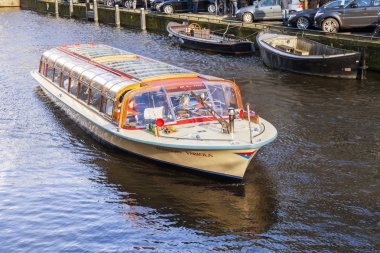 Amsterdam, Hollanda üzerinde 27 Mart 2016. Bahar akşam tipik kent görünümünde. Kanal ve Binalar bentleri tarihinde XVII-XVIII inşaatın Köprüsü