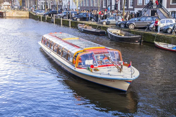 Amsterdam, Nederland op 27 maart 2016. Typisch stedelijke weergave in de lente-avond. De brug door middel van het kanaal en de gebouwen van de bouw van de Xvii-Xviii op taluds — Stockfoto