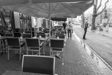 Amsterdam, Hollanda üzerinde 27 Mart 2016. Bahar sabahı tipik kent görünümünde. Açık havada yaz Kafe'nin küçük tablolar. 