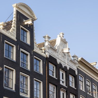 Amsterdam, Hollanda üzerinde 27 Mart 2016. Tipik mimari detaylarını evler XVII-XVIII İnşaat