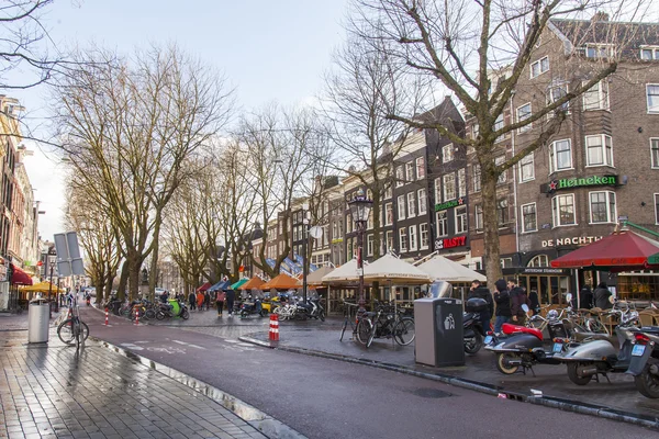 AMSTERDAM, PAÍSES BAJOS el 27 de marzo de 2016. Vista urbana típica en la noche de primavera . — Foto de Stock