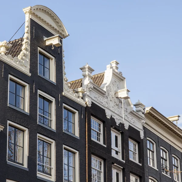 AMESTERDÃO, PAÍSES BAIXOS em 27 de março de 2016. Detalhes arquitetônicos típicos de casas XVII-XVIII de construção — Fotografia de Stock