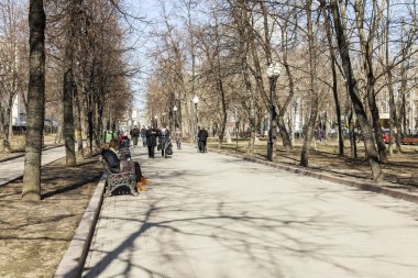 Moskova, Rusya, üzerinde 12 Nisan 2016. Şehir bahar manzara. İnsanlar biraz dinlen ve Chistoprudny Bulvarı'nda yürüyüş