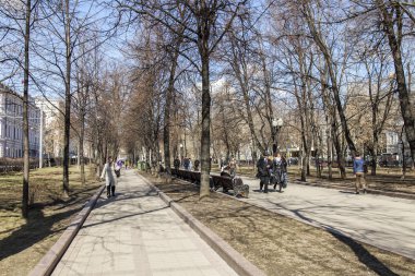 Moskova, Rusya, üzerinde 12 Nisan 2016. Şehir bahar manzara. İnsanlar biraz dinlen ve Chistoprudny Bulvarı'nda yürüyüş