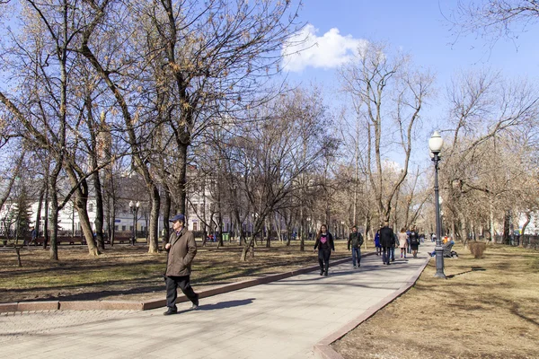 Moskou (Rusland), op 12 April 2016. Stad lente landschap. Mensen hebben een rust en wandelen in Chistoprudny Boulevard — Stockfoto