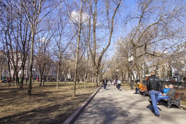 Moskva, Rusko, 12. dubna 2016. Město Jarní krajina. Lidé si odpočinout a chodit v bulváru Čistoprudnyj — Stock fotografie