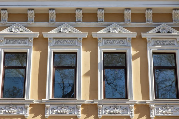 Moskova, Rusya, üzerinde 12 Nisan 2016. 19. yüzyılın tipik şehir konağının bir cephe mimari detaylar 