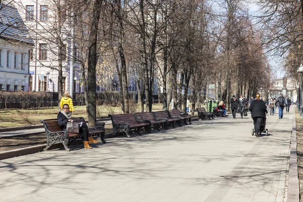 Moskova, Rusya, üzerinde 12 Nisan 2016. Şehir bahar manzara. İnsanlar biraz dinlen ve Chistoprudny Bulvarı'nda yürüyüş — Stok fotoğraf