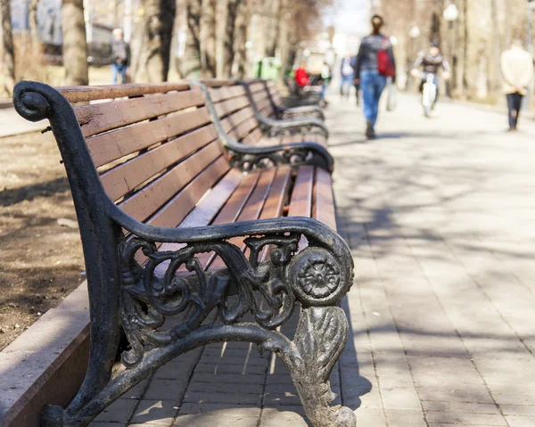 Moskau, russland, am 12. april 2016. Stadtfrühlingslandschaft. Bänke für die Erholung in chistoprudny boulevard — Stockfoto