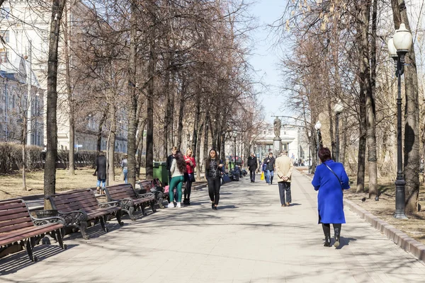 MOSCÚ, RUSIA, 12 DE ABRIL DE 2016. Paisaje de primavera. La gente descansa y camina en Chistoprudny Boulevard —  Fotos de Stock