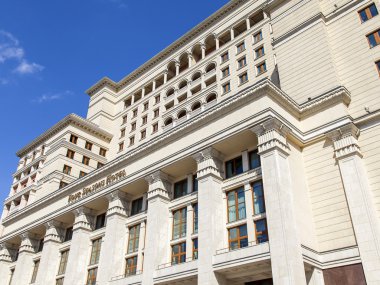 Moskova, Rusya, üzerinde 12 Nisan 2016. Modern mimari. Manezhnaya Meydanı'nda yeniden Moskova otel
