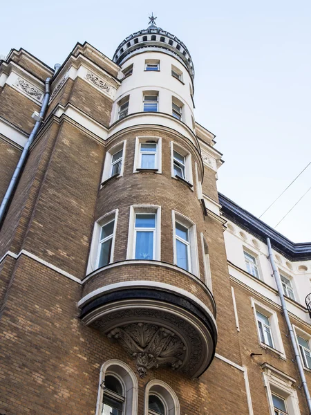 MOSCÚ, RUSIA, 12 DE ABRIL DE 2016. Detalles arquitectónicos de una fachada de un edificio típico de la ciudad del siglo XIX — Foto de Stock