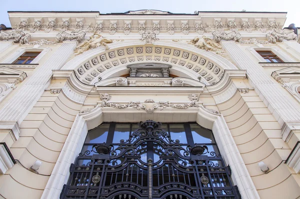 MOSCOW, RUSSIA, on APRIL 12, 2016. Architectural details of a facade of a typical city building  of the 19th century — Stock Photo, Image