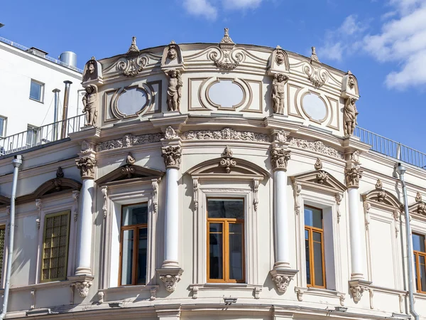 MOSCOU, RUSSIE, le 12 AVRIL 2016. Détails architecturaux d'une façade d'un bâtiment typique de la ville du 19ème siècle — Photo