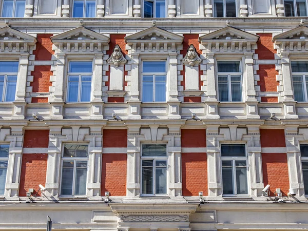MOSCOW, RÚSSIA, em 12 de abril de 2016. Detalhes arquitetônicos de uma fachada de um edifício típico da cidade do século XIX — Fotografia de Stock