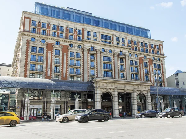 Moskva, Ryssland, den 31 juli 2017. Bilar går på Tverskaya-gatan, huvudsakliga i staden — Stockfoto