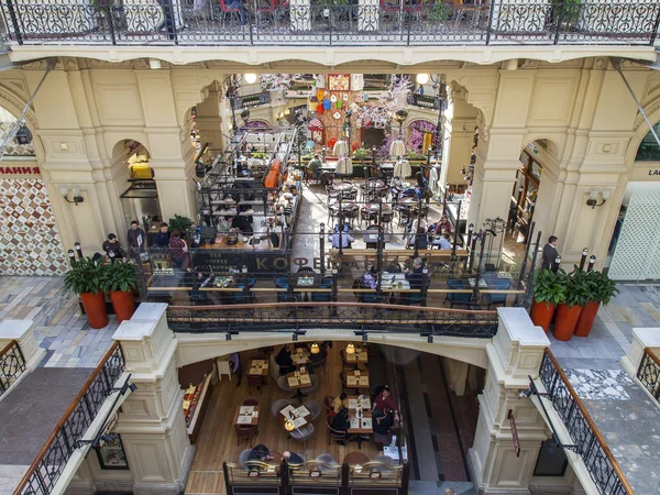 Moskou (Rusland), op 12 April 2016. GOM historische winkel. Cafe op een van de lijnen van de handel — Stockfoto