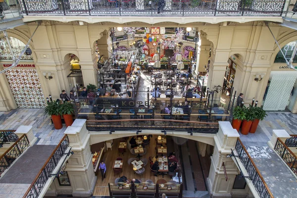 MOSCÚ, RUSIA, 12 DE ABRIL DE 2016. Tienda histórica de GUM. Café en una de las líneas comerciales — Foto de Stock