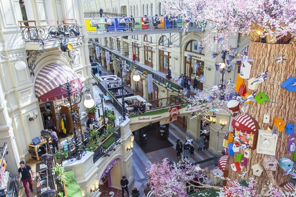 MOSCOW, RUSSIA, on APRIL 12, 2016. GUM historical shop. The trade lines lit with the sun — Stock Photo, Image