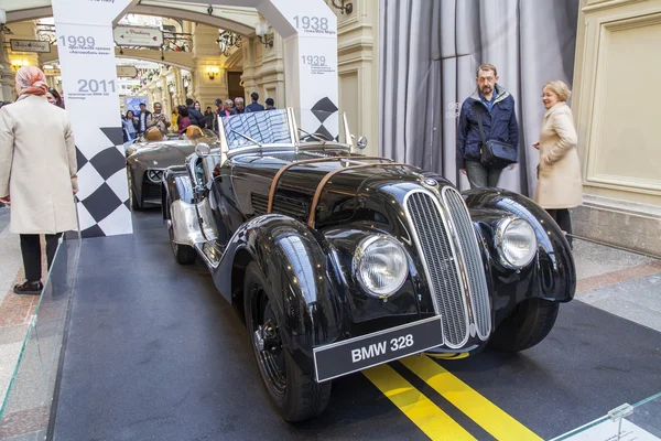 Moskwa, Rosja, na 12 kwietnia 2016. Guma historyczne sklep. Retro samochód - wystawa, poświęcona stulecie koncernu Bmw — Zdjęcie stockowe