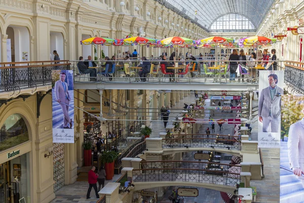 Moskau, russland, am 12. april 2016. gum historic shop. die mit der Sonne beleuchteten Handelslinien — Stockfoto