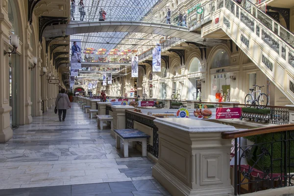 MOSCOW, RUSSIA, on APRIL 12, 2016. GUM historical shop. The trade lines lit with the sun — Stock Photo, Image