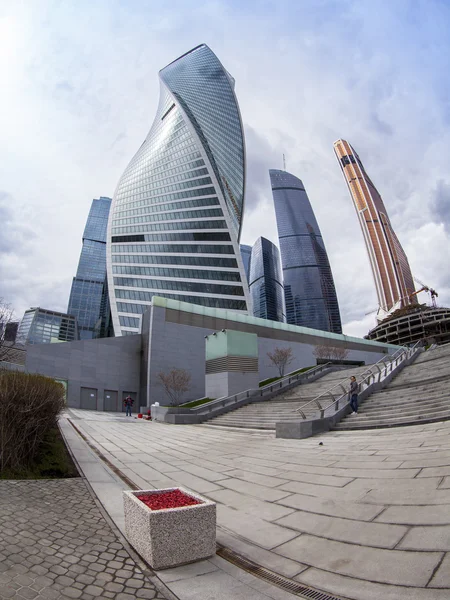 MOSCOU, RUSSIE, le 12 AVRIL 2016. Paysage printanier. Architecture moderne. Complexe architectural Moscou City, fisheye view — Photo