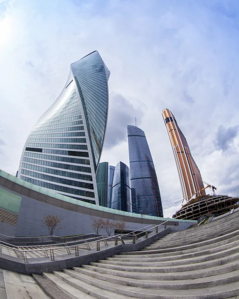 MOSCOU, RUSSIE, le 12 AVRIL 2016. Paysage printanier. Architecture moderne. Complexe architectural Moscou City, fisheye view — Photo