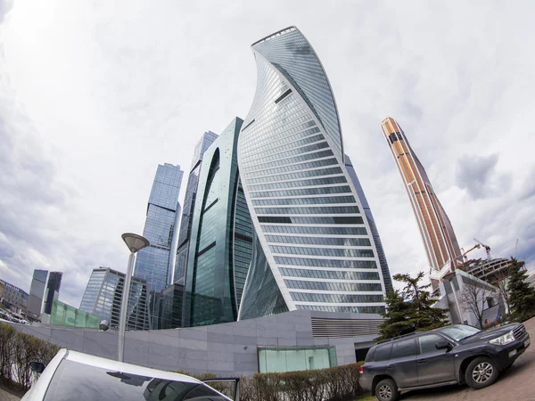 MOSCÚ, RUSIA, 12 DE ABRIL DE 2016. Paisaje primavera. Arquitectura moderna. Complejo arquitectónico de Moscú, vista de ojo de pez — Foto de Stock