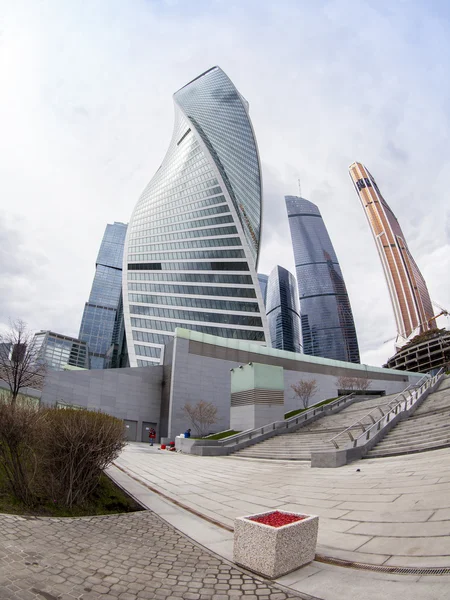 MOSCOU, RUSSIE, le 12 AVRIL 2016. Paysage printanier. Architecture moderne. Complexe architectural Moscou City, fisheye view — Photo