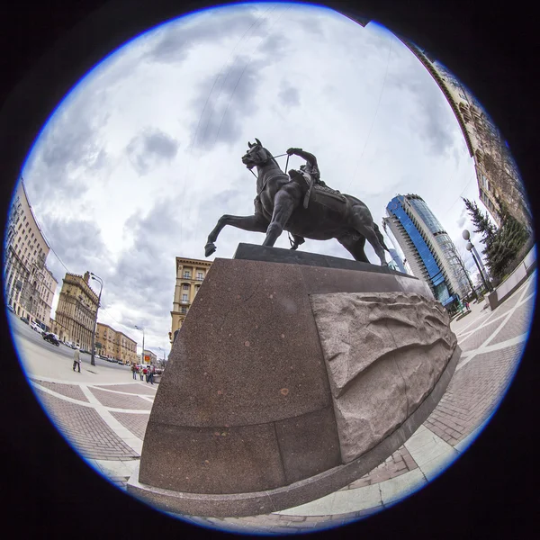 MOSCÚ, RUSIA, 12 DE ABRIL DE 2016. Paisaje primavera. Un monumento a la Bagración general en la avenida Kutuzovsky, vista de ojo de pez —  Fotos de Stock