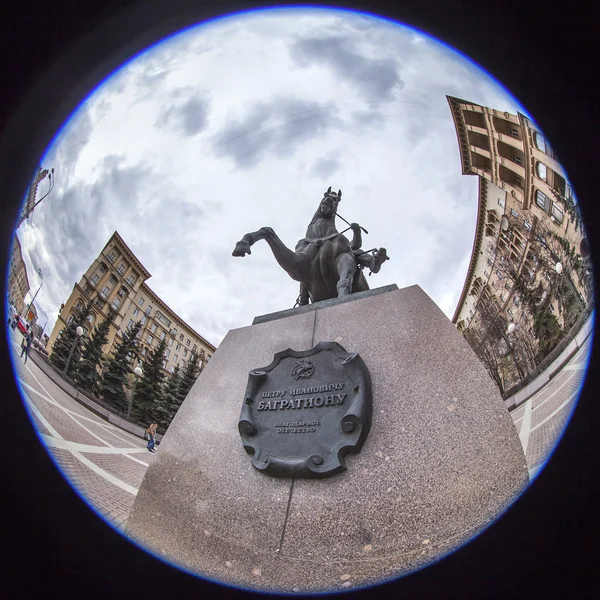 MOSCÚ, RUSIA, 12 DE ABRIL DE 2016. Paisaje primavera. Un monumento a la Bagración general en la avenida Kutuzovsky, vista de ojo de pez — Foto de Stock