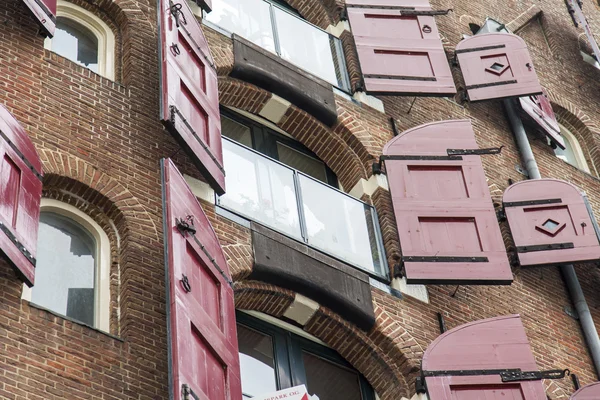 Amsterdam, Nizozemsko na 27 březen 2016. Typické architektonické detaily o domy Xvii-Xviii stavby. — Stock fotografie