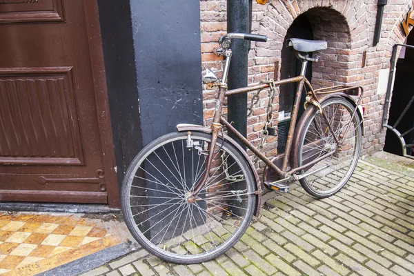 AMSTERDAM, PAÍSES BAJOS 30 DE MARZO DE 2016. Vista urbana. La bicicleta está aparcada en la calle de la ciudad —  Fotos de Stock