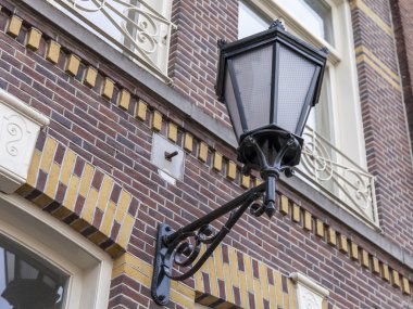 Amsterdam, Hollanda üzerinde 27 Mart 2016. Tipik mimari detaylarını evler XVII-XVIII İnşaat.