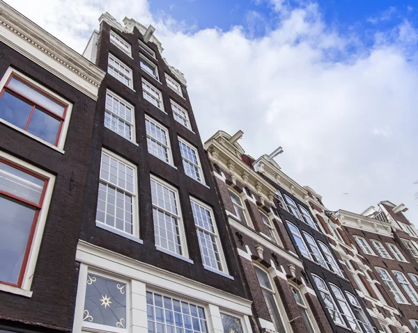 Amsterdam, Holandia na 27 marca 2016. Detale architektoniczne typowe domy Xvii-Xviii budowy. — Zdjęcie stockowe