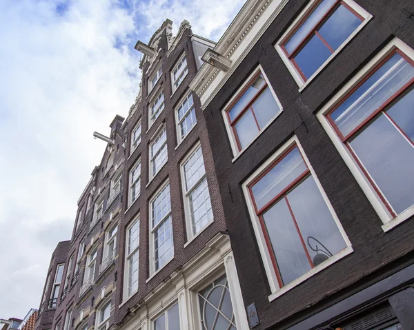 AMSTERDAM, PAÍSES BAJOS el 27 de marzo de 2016. Detalles arquitectónicos típicos de las casas XVII-XVIII de construcción . — Foto de Stock