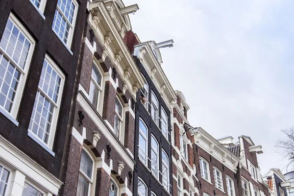 AMSTERDAM, PAESI BASSI il 27 marzo 2016. Particolari architettonici tipici delle case XVII-XVIII di costruzione . — Foto Stock
