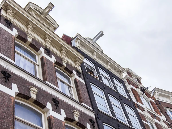 Amsterdam, Nizozemsko na 27 březen 2016. Typické architektonické detaily o domy Xvii-Xviii stavby. — Stock fotografie
