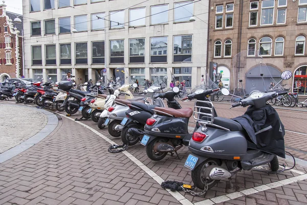 AMESTERDÃO, PAÍSES BAIXOS em 27 de março de 2016. Paisagem urbana. Scooters estão estacionados na rua — Fotografia de Stock