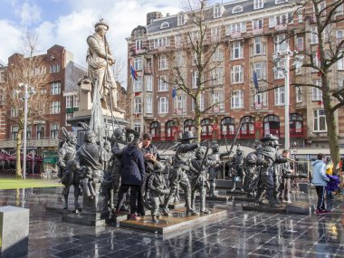 Amsterdam, Hollanda üzerinde 27 Mart 2016. Heykel kompozisyon Rembrandt Meydanı - şehir manzaraları gece nöbeti. Turist yürümek arasında rakamlar ve fotoğraflandı
