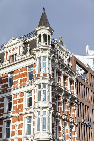 AMSTERDAM, PAESI BASSI il 27 marzo 2016. Particolari architettonici tipici delle case XVII-XVIII di costruzione . — Foto Stock