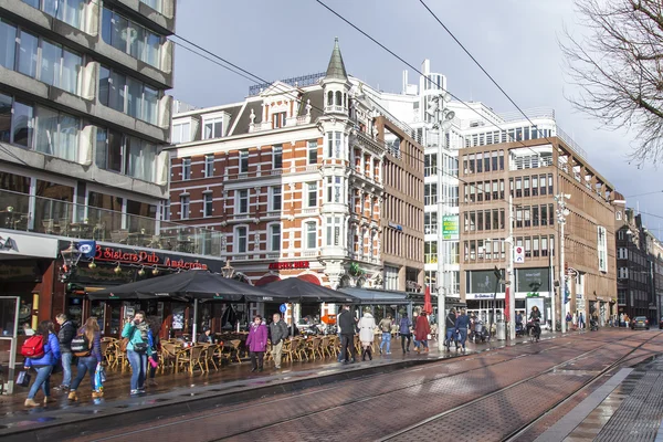 AMSTERDAM, PAESI BASSI il 27 marzo 2016. Vista urbana tipica nella giornata primaverile . — Foto Stock