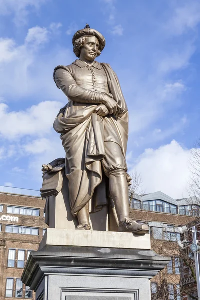 AMSTERDAM, PAÍSES BAJOS el 27 de marzo de 2016. Un monumento al artista Rembrandt en la Plaza Rembrandt - uno de los lugares de interés de la ciudad . — Foto de Stock