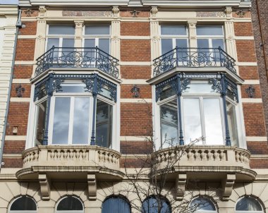 Amsterdam, Hollanda üzerinde 28 Mart 2016. Tipik mimari detaylarını evler XVII-XVIII İnşaat.