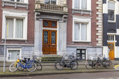 Amsterdam, Hollanda üzerinde 28 Mart 2016. Bahar öğleden sonra tipik kentsel görünümü. 
