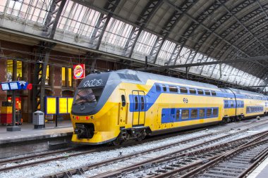 Amsterdam, Hollanda üzerinde 28 Mart 2016. Bölgesel tren yakın merkez istasyonu platformu
