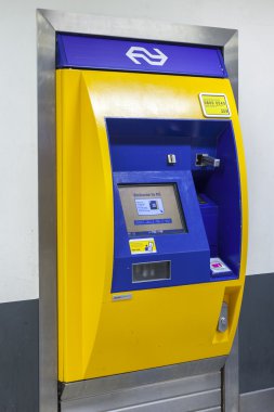 Amsterdam, Hollanda üzerinde 28 Mart 2016. Merkez Tren Garı salonunda trenler için bilet satışı için otomatik makine