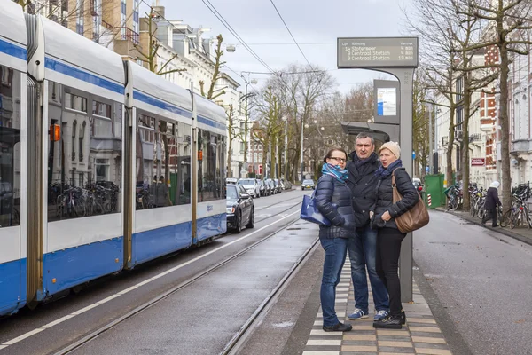 Amsterdam, Nederland op 28 maart 2016. Typisch stedelijke weergave in de middag van de lente. De tram omlaag de straat. — Stockfoto