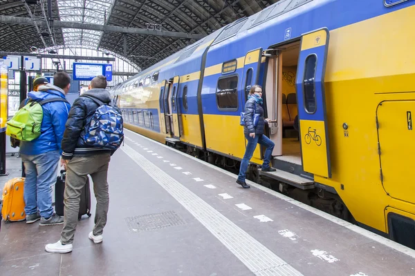 Amsterdam, Hollanda üzerinde 28 Mart 2016. Bölgesel tren yakın merkez istasyonu platformu — Stok fotoğraf